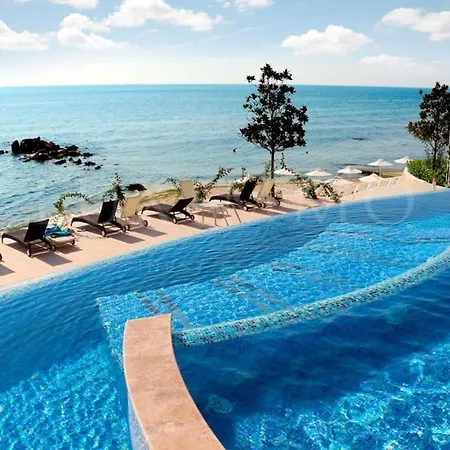 La 2-bedroom Private , Golden Sands , *